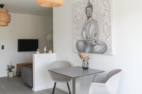 Buddha Apartment - stadtnah, Balkon, Parkplatz, E-Ladestation für Autos & Fahrräder, Fitnessstudio in Koblenz, Deutschland