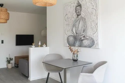 Buddha Apartment - stadtnah, Balkon, Parkplatz, E-Ladestation für Autos & Fahrräder, Fitnessstudio in Koblenz, Deutschland