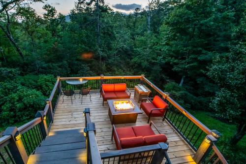 Peaceful Pisgah Mountain Getaway with Hot Tub!