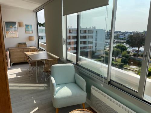 Appartement de standing, vue sur port de plaisance