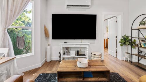 Newly Remodeled Beautiful 2BR Flat in Atwater Village in Glendale, USA