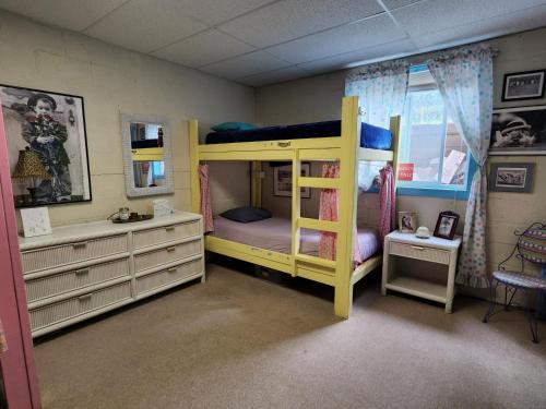 Single Bed in Mixed Dormitory Room