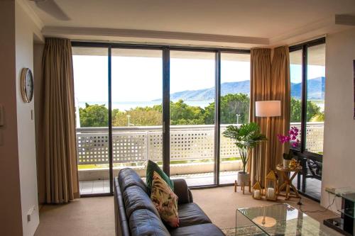 Cairns Luxury Waterview Apartment