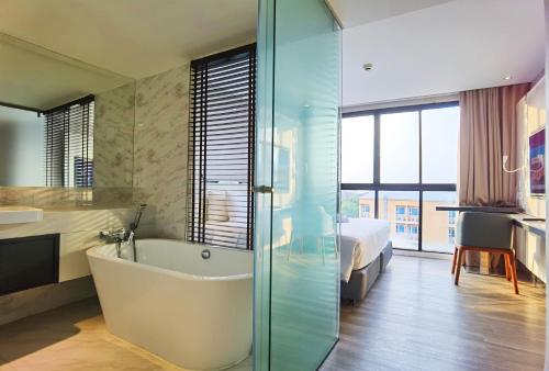 Bathroom, CITRUS GRANDE HOTEL PATTAYA BY COMPASS HOSPITALITY in South Pattaya