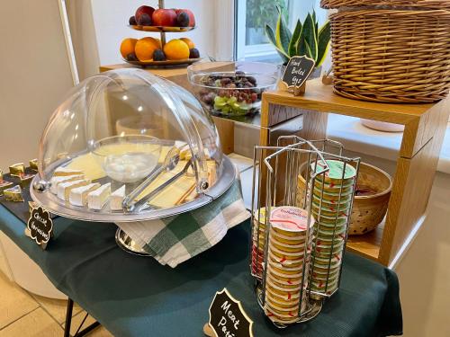 Dan In'n Out - image 2