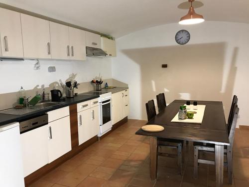 3 Bed Flat - Sleeps 20 - Smoking room - Wifi, Praha (fotografie 5)