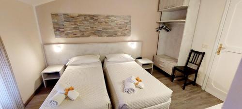 2 twin beds
