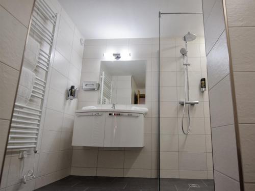 1 queen bed, 1 sofa bed