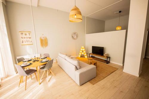  Aesthetical Serviced Studio 93m2 -LK16A- in Rotterdam