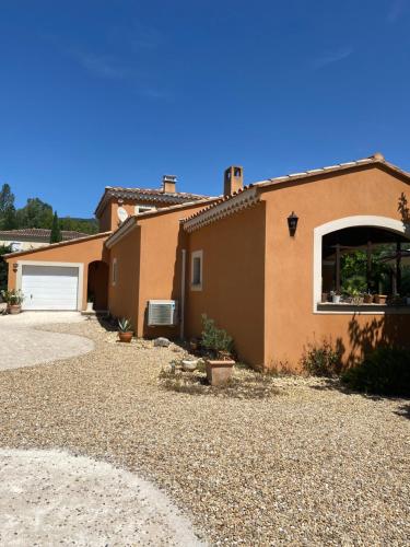 Maison provençale avec piscine et jardin privatifs