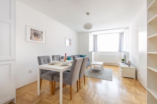Cozy 3-bedroom Apartment in the Heart of Budapest - main image