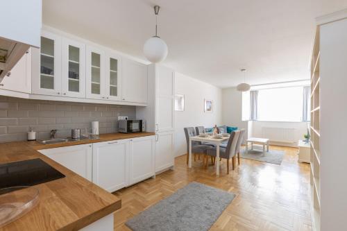 Cozy 3-bedroom Apartment in the Heart of Budapest - image 9