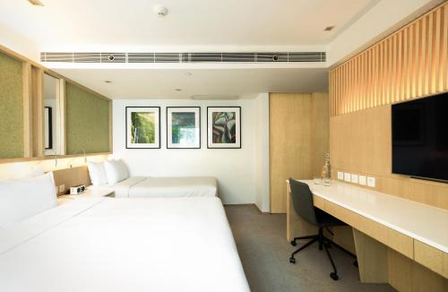 1 double bed, 1 twin bed