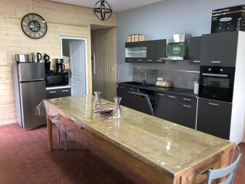 appartement 10 couchages le lioran bord rando/ski – khách sạn tại Murat