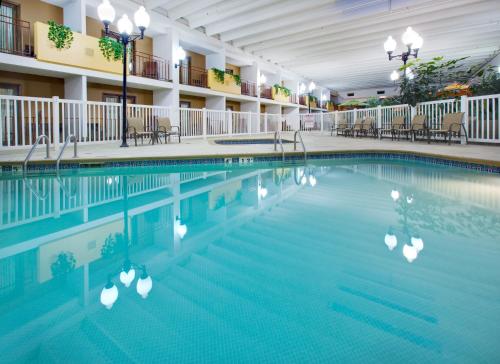 Swimming pool, DoubleTree by Hilton Austin in Austin (MN)