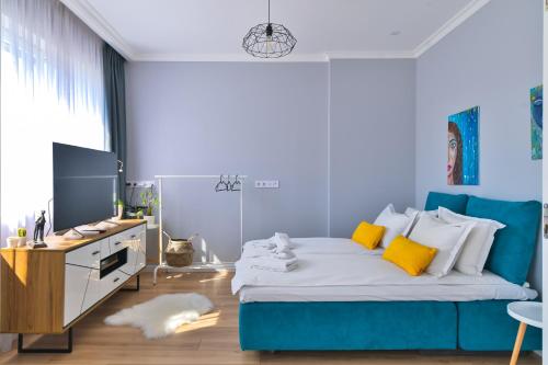 - The Blue Apartment - 1BD with Artistic Interior Design by Flat Mаnager 5