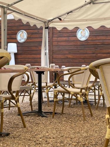 Hôtel Restaurant LE MONARQUE - image 2