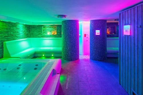 Pezsgőfürdő, Hotel McLimon in Senov U Noveho Jicina