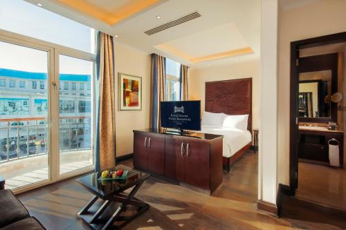 Cabana Pool with Balcony