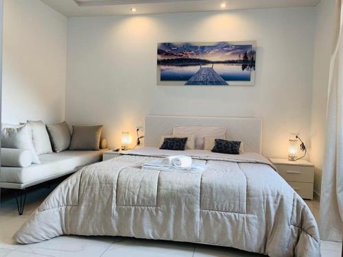1 queen bed, 1 sofa bed