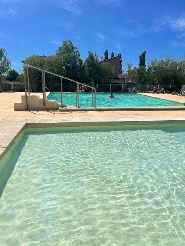 Maison de 2 chambres avec vue sur le lac piscine partagee et jardin clos a Saint Saturnin les Avignon - Location saisonnière - Saint-Saturnin-lès-Avignon