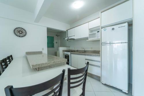 ห้องครัว, Apto 2 Quartos c/ Suíte a 100m da Praia (Apto 2 Quartos c/ Suite a 100m da Praia) in บอมบิยาส