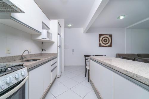 ห้องครัว, Apto 2 Quartos c/ Suíte a 100m da Praia (Apto 2 Quartos c/ Suite a 100m da Praia) in บอมบิยาส