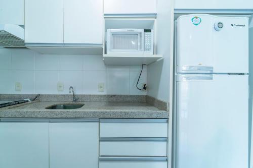 ห้องครัว, Apto 2 Quartos c/ Suíte a 100m da Praia (Apto 2 Quartos c/ Suite a 100m da Praia) in บอมบิยาส