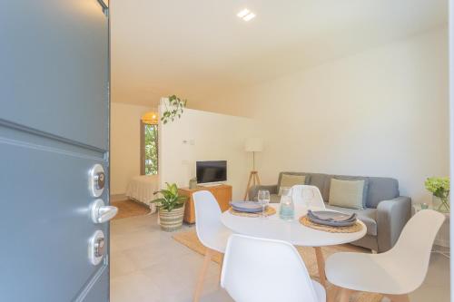 One-Bedroom Apartment image 5