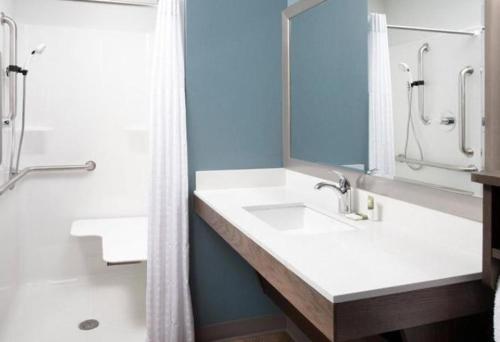Bathroom, WoodSpring Suites Littleton-South Denver in Littleton (CO)
