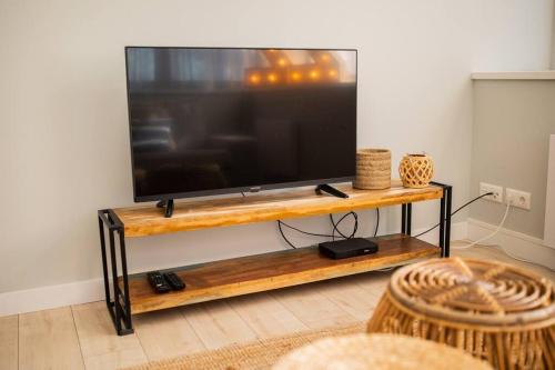  Tastefully 2 Bedroom Serviced Apartment 76m2 -KB22- in Rotterdam