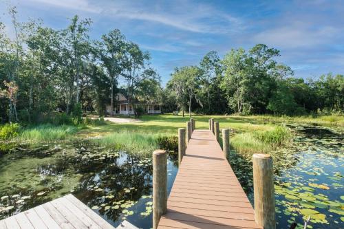 Lovely Hawthorne Home with Private Boat Dock!