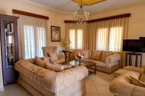 gedeelde lounge/tv-ruimte, Sevi's Luxury Guesthouse Villa in Epirus