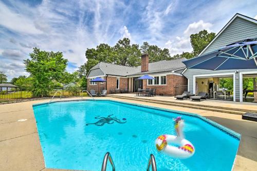 . Lakefront Parkton Home Pool and Fishing Dock!