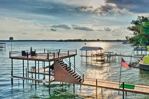 Gun Barrel City Lake House with Dock and Sunset Views! in Gun Barrel City, USA