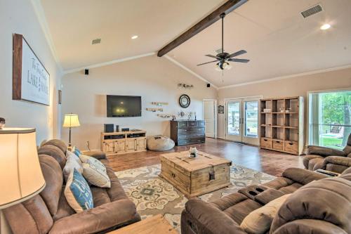 Gun Barrel City Lake House with Dock and Sunset Views! in Gun Barrel City, USA