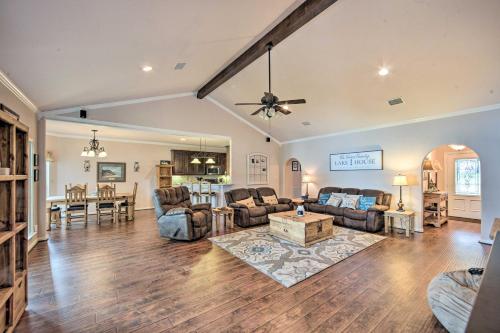 Gun Barrel City Lake House with Dock and Sunset Views! in Gun Barrel City, USA