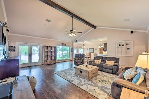 Gun Barrel City Lake House with Dock and Sunset Views! in Gun Barrel City, USA