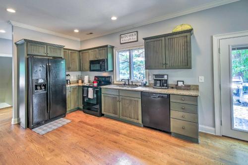 Waterfront Piney Flats Home with Private Dock! in Piney Flats, USA
