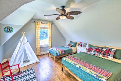 Waterfront Piney Flats Home with Private Dock! in Piney Flats, USA