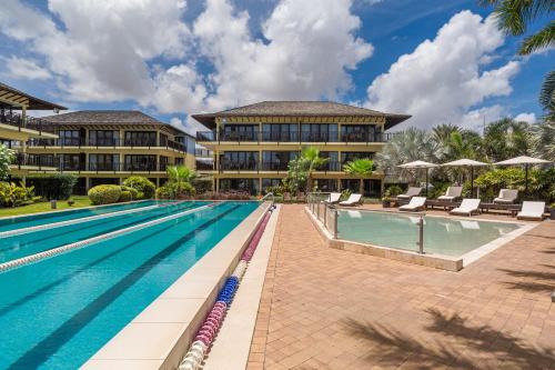 Zwembad, LionsDive Beach Resort in Marie Pampoen