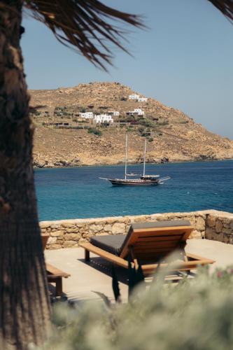 Three-Bedroom Villa with Sea View and Shared Pool image 1