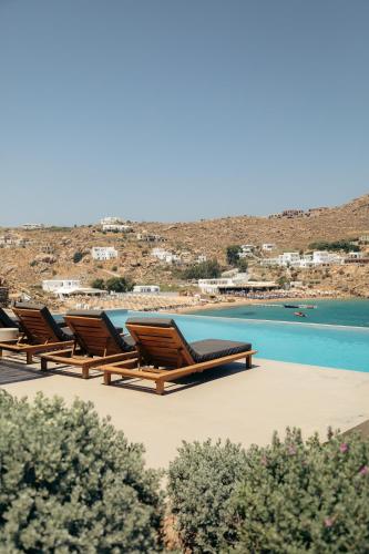Three-Bedroom Villa with Sea View and Shared Pool image 2