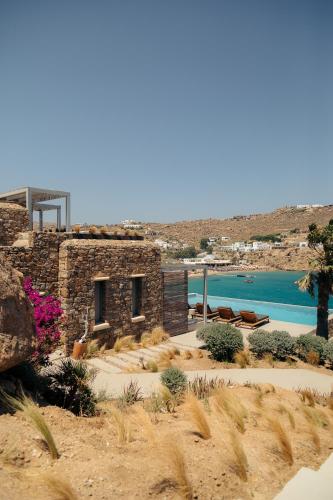 Three-Bedroom Villa with Sea View and Shared Pool image 3