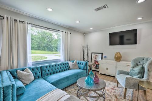 Modern, Colorful Home about 2 Mi to Tuskegee Uni in Tuskegee, USA