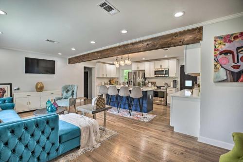 Modern, Colorful Home about 2 Mi to Tuskegee Uni in Tuskegee, USA
