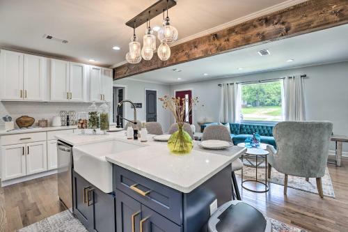 Modern, Colorful Home about 2 Mi to Tuskegee Uni in Tuskegee, USA