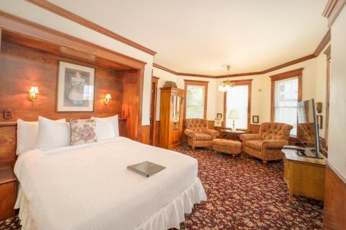 Yelton Manor Bed & Breakfast - Tap to explore photos