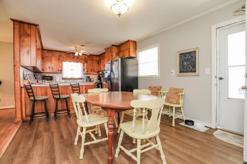 Seadmed, Spacious Home with Waterfront View-Welcome Pets in Sneads Ferry (NC)