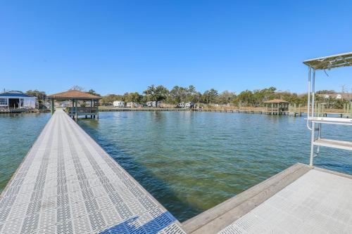 Ümbrus, Spacious Home with Waterfront View-Welcome Pets in Sneads Ferry (NC)